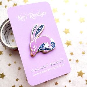 Rosa Häschen Emaille Pin Skurril kosmischer Charme Pin sammelbaren Geschenk für Pin Sammler