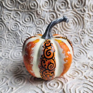 Rustikaler gestreifter Kürbis, handbemalt, schwarze Kringel, gesprenkelt, Marienkäfer