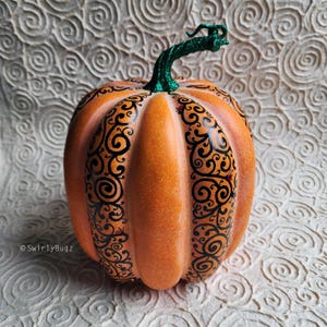 Großer hell-orangeer Bling-Kürbis, gesprenkelt, handbemalt, schwarze Kringel, Marienkäfer, grüner Glitzer