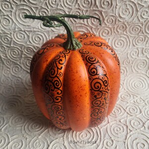 Calabaza naranja grande, moteada, pintada a mano, remolinos negros, mariquitas
