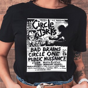 Pu&ograve; includere: Stampa grafica in bianco e nero di un poster di un concerto per Circle Jerks, Bad Brains e Circle One. Il poster pubblicizza uno spettacolo al C.S.U.N. North Campus (ex Devonshire Downer) il 27 marzo 1982. Il poster include il testo "K.C. Presents" e "Plus".