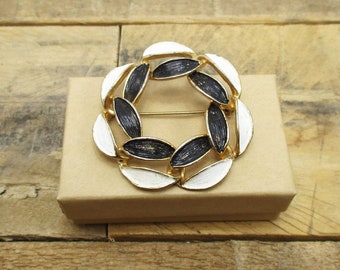 1970's Gold Toned Brooch with Black and White Detailing. Perfect Shabby Chic Vintage Pin for a Spring Outfit or Backpack Pin!