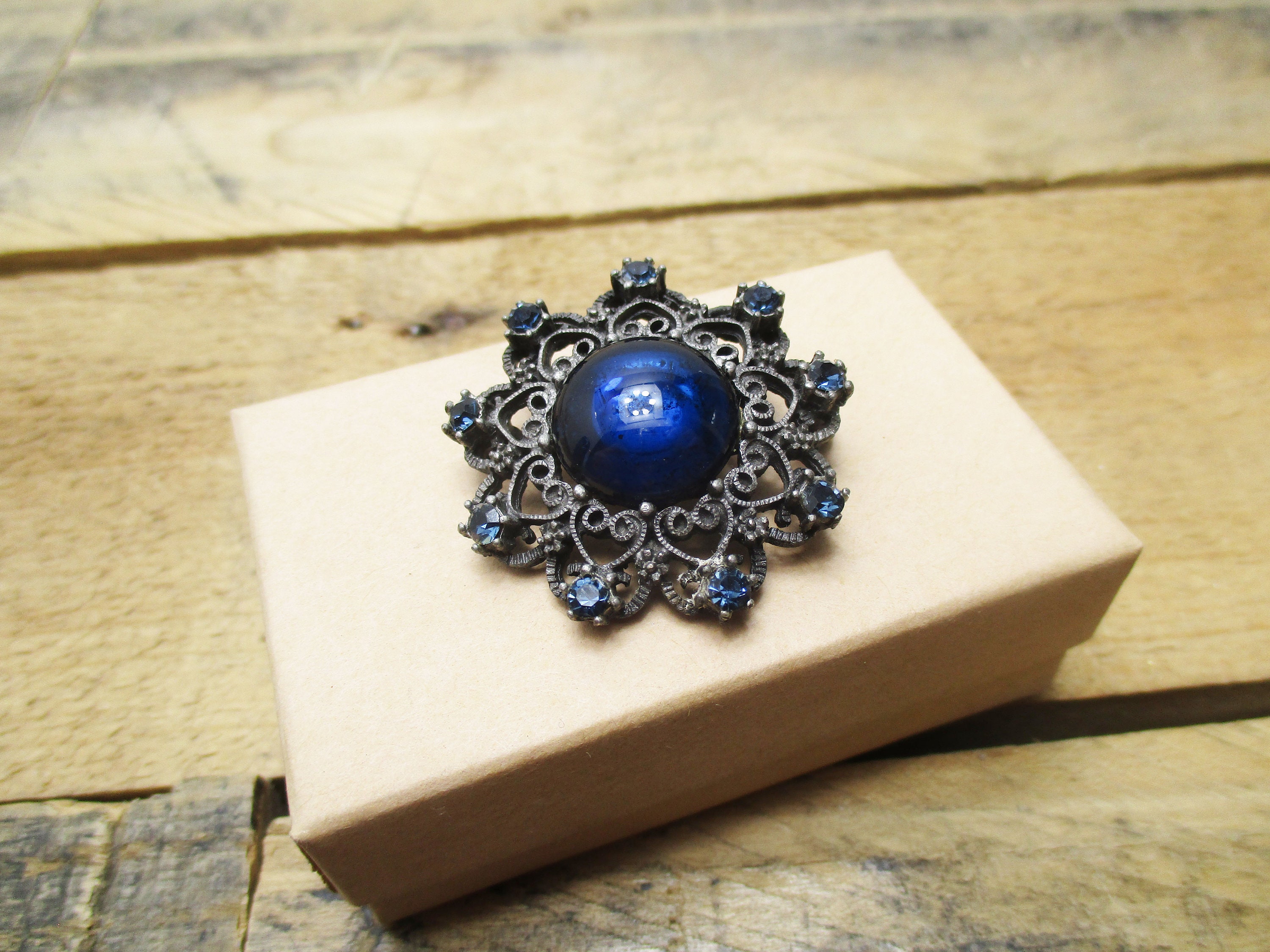 Broche Ancienne Décor Coquille & Cabochon Verre Bleu - Bijou Vintage Occasion