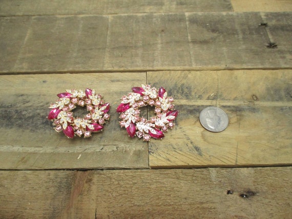 Pair of Matching Vintage Brooches in Shades of Pi… - image 2