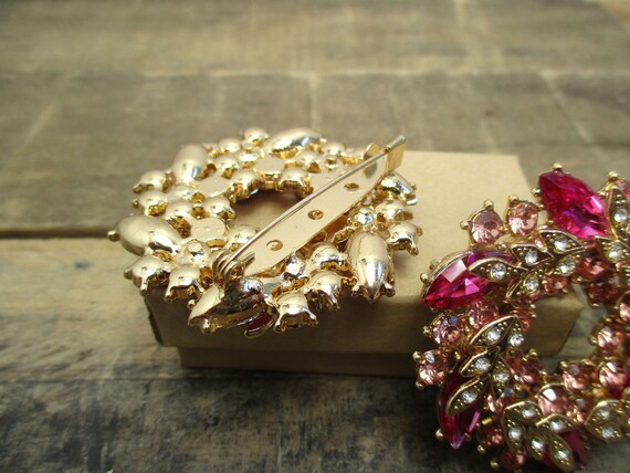 Pair of Matching Vintage Brooches in Shades of Pi… - image 5