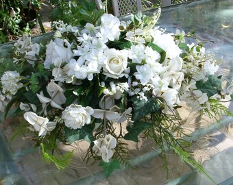 Wedding table arrangement roses lilies and wisteria