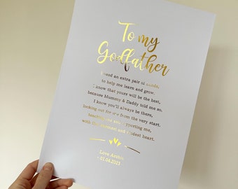 Può includere: Un biglietto bianco con lettere dorate che recitano "To my Godfather" e una poesia su un padrino. La poesia dice: "Ho bisogno di un paio di mani in più, per aiutarmi a imparare e crescere. So che le tue saranno le migliori, perché Mamma e Papà me l'hanno detto. So che sarai sempre lì, a badare a me fin dall'inizio. A insegnarmi e sostenermi, con il cuore più caldo e gentile. Love Archie - 01.04.2023 -"