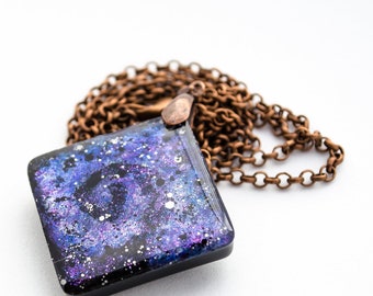 Nebula inspirierte Halskette , Galaxie Anhänger , Astronomie Schmuck , Weltraum , cosmic , Geek Chic , lila quadratischer Wirbel