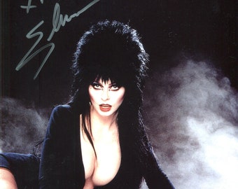 Cassandra Peterson, photo dédicacée à la main de 8 x 10 pouces représentant Elvira, maîtresse des ténèbres. Coa FE avec hologramme inclus.