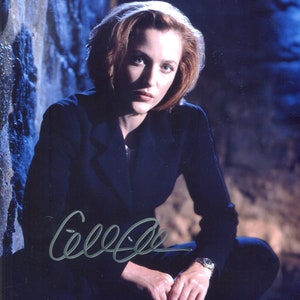 Gillian Anderson hand-signed 8x10 autographed photo from X Files Portraying Agent Dana Scully. Includes coa with hologram.