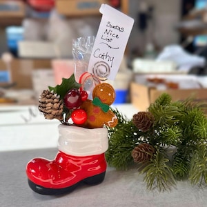 * vintage ornament ❀ クリスマスプレゼントが入った ブーツ Vintage Santa Boot - Etsy