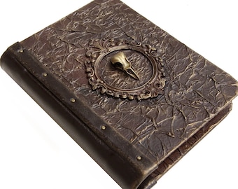 Vintage Style Journal Hardcover, Grimoire, Rabenschädel auf dem Cover.