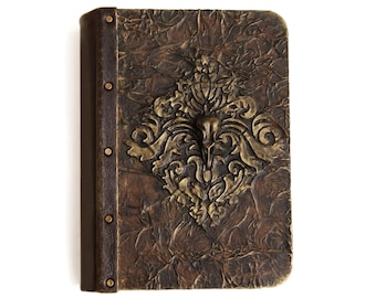 Vintage style Journal Hardcover, Grimoire mit einem Rabenschädel auf dem Einband.
