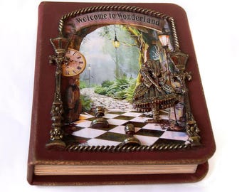 Alice im Wunderland Lederbuch - personalisiertes Notizbuch mit 3D Cover.