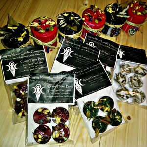 K&ouml;nnte beinhalten: Sortiment kleiner, bunter und dekorativer Kerzen in durchsichtigen Plastikt&uuml;ten. Die Kerzen sind mit "Gypsy Moon Candle Company" und "Come Here Boy Love Spell Tea Lights" beschriftet.