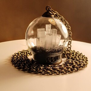 Boule de cristal sélénite. © Collier boule de cristal. Pendentif en sélénite. Amulette de sélénite et de sel noir. Amulette de protection. Amulette en sélénite image 4