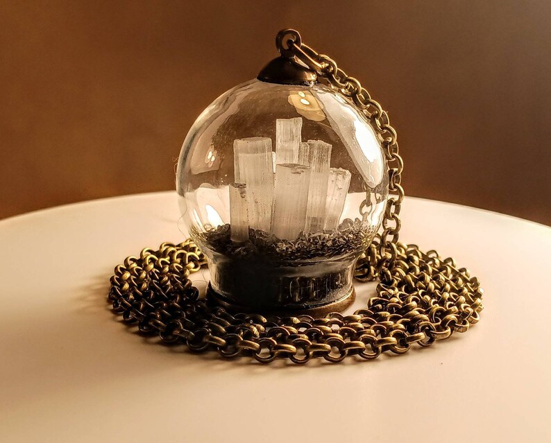 Boule de cristal sélénite. © Collier boule de cristal. Pendentif en sélénite. Amulette de sélénite et de sel noir. Amulette de protection. Amulette en sélénite image 4