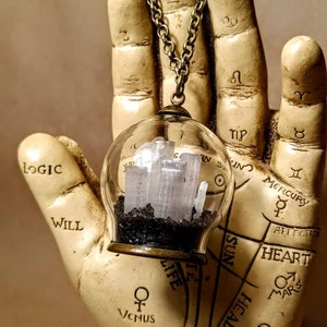 Boule de cristal sélénite. © Collier boule de cristal. Pendentif en sélénite. Amulette de sélénite et de sel noir. Amulette de protection. Amulette en sélénite image 2