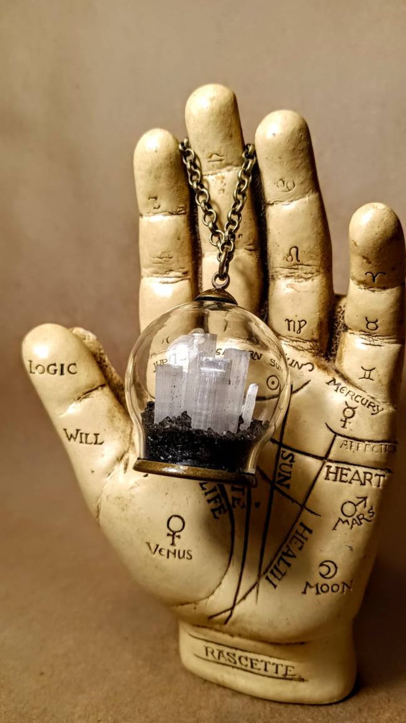 Boule de cristal sélénite. © Collier boule de cristal. Pendentif en sélénite. Amulette de sélénite et de sel noir. Amulette de protection. Amulette en sélénite image 2