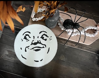 Vintage Man in the Moon Halloween Sign: Distressed Wood Round Decor