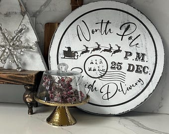 Distressed Santa Wooden Sign: Christmas Wall Decor (14" Round)