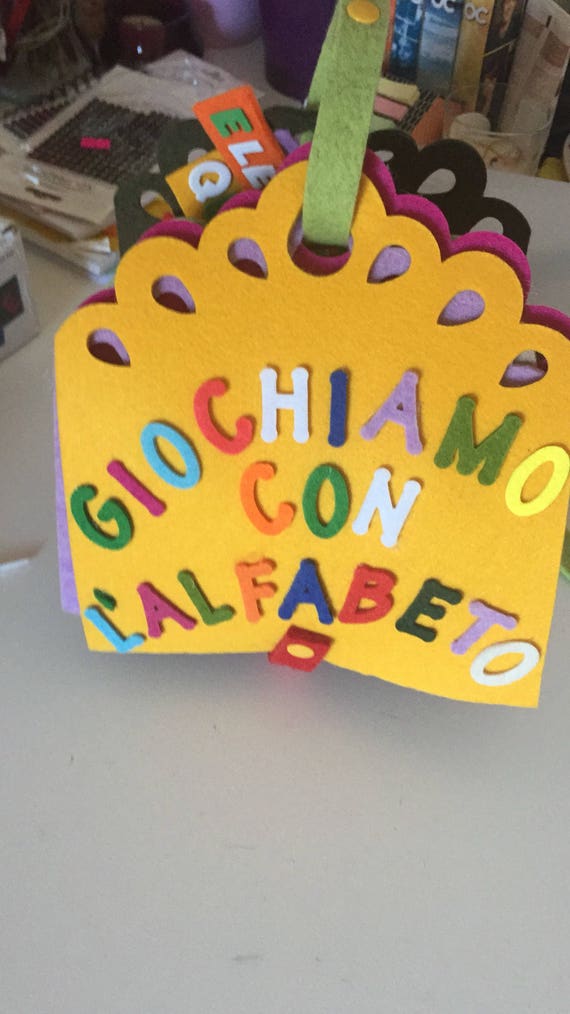 Libro dell'alfabeto Montessori in italiano o in inglese . Impariamo a  scrivere con le figure dalla A alla Z, parole attacca e stacca.. -   Italia