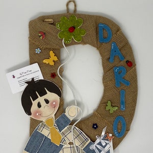 Fiocco nascita con lettera in cartone rivestita di iuta. Personalizzato