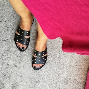 Schwarze Nieten Sandalen für Frauen, Goldnieten Gladiator Sandalen mit Schlitzen, griechische Leder flache Sandalen mit Metallnieten verziert, Sommerschuhe