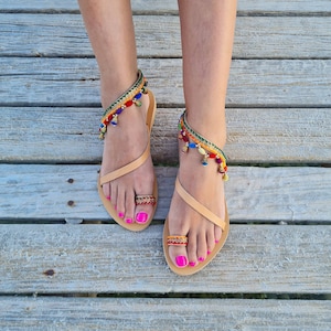 Boho Ledersandalen, handgefertigte griechische Sandalen, Pom Pom Sandalen, verzierte Gladiator Sandalen, Sommersandalen, Boho Sandalen, Gladiatorschuhe
