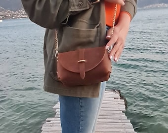 Neue braune Umhängetasche, Abendtasche, Ledertasche, Frauentasche, Lederhandtasche, Crossbody-Frauentasche, Ledergeldbörse, gold metallic Kette