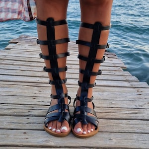 Schwarze strappy kniehohe Gladiator Sandalen für Frauen, griechische Ledersandalen, römische Sandalen, offene Zehen Damen flache Schuhe, antike griechische Wohnungen