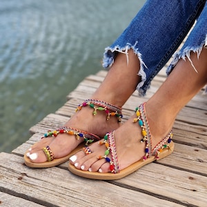 Sandálias de couro estilo boho feitas à mão, sandálias gregas, sandálias com pompom, sandálias gladiadoras decoradas, sandálias de verão, sandálias boho, sapatos gladiadores