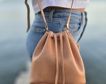 Borsa a secchiello in pelle beige fatta a mano, piccola borsa a tracolla