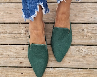 Grüne Leder-Mules für Frauen, handgemachte Hausschuhe mit Kuhhaar-Print, griechische Mokassins, Slip-on-Flats, spitze Mules, flache Damenschuhe, Winter