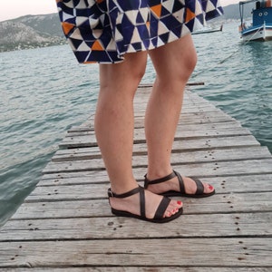 Sandali in pelle marrone da donna con cinturino alla caviglia con fibbia, scarpe da donna, sandali greci fatti a mano, sandali gladiatore, sandali con cinturino, scarpe estive basse