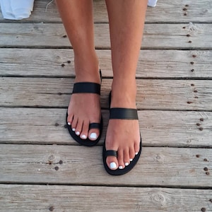 Black Leather Sandals for women, Toe ring  flats, Greek Summer Sandals, Gladiator shoes, Women Open toe slip ons, beach flip flops,