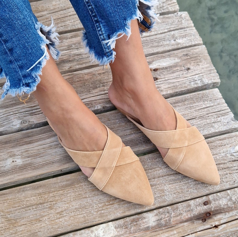 Wildleder Pantoletten für Frauen, beige Loafers, Wildleder Hausschuhe, griechische Mokassins, Slip-on Wohnungen, spitze Pantoletten, Frauen flache Schuhe, flache Schuhe mit niedrigem Absatz Bild 4