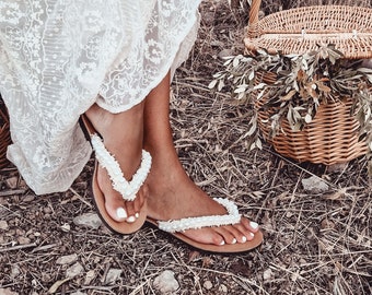 Leather bridal flip flop sandals in ivory colour, handmade wedding decorated flats, luxury shoes, rubber antislip sole, bridesmaid shoes