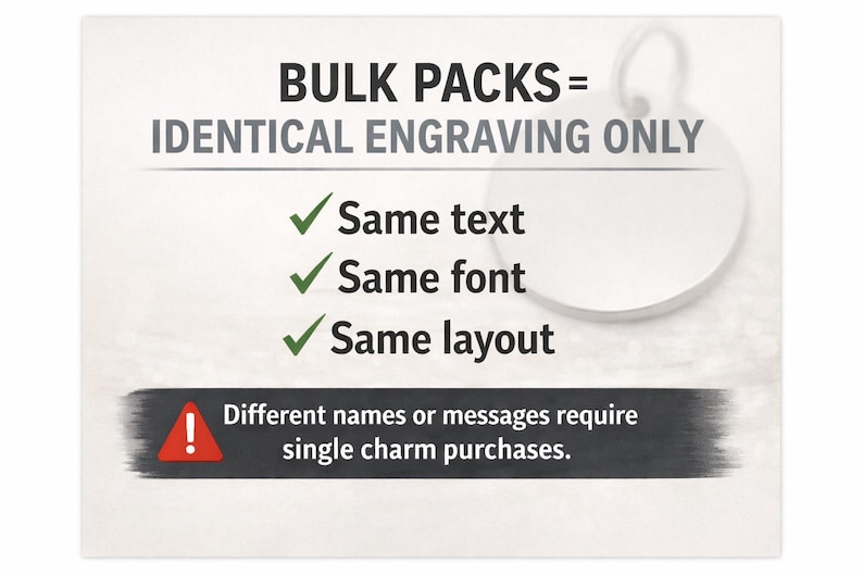 Może przedstawiać: Obraz z tekstem: "BULK PACKS = IDENTICAL ENGRAVING ONLY." Zawiera znaki wyboru dla "Ten sam tekst", "Ta sama czcionka" i "Ten sam układ". Ikona ostrzegawcza wskazuje, że r&oacute;żne nazwy lub wiadomości wymagają zakupu pojedynczych zawieszek.
