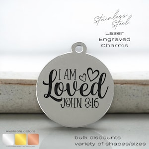 Puede incluir: Encanto de plata con las palabras "I AM Loved" y "JOHN 3:16" grabadas. El encanto es redondo y tiene un peque&ntilde;o bucle en la parte superior para sujetarlo a un collar o pulsera.