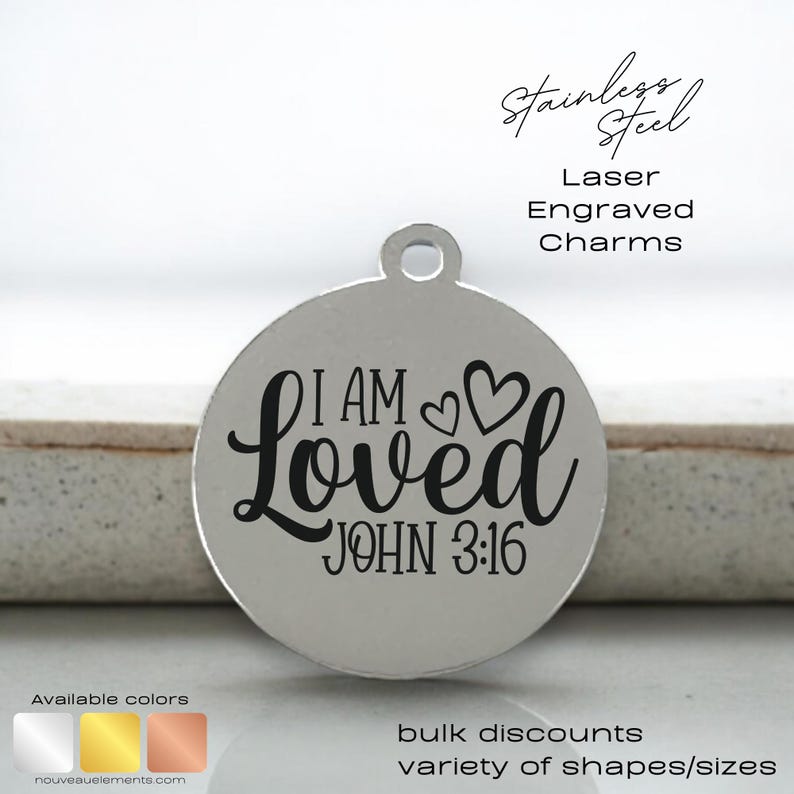 Puede incluir: Encanto de plata con las palabras "I AM Loved" y "JOHN 3:16" grabadas. El encanto es redondo y tiene un peque&ntilde;o bucle en la parte superior para sujetarlo a un collar o pulsera.