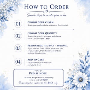 Op de afbeelding: Een instructieafbeelding met de titel HOW TO ORDER en blauwe aquarel bloemenaccenten. Het bevat vier stappen: 01 Choose Your Charm, 02 Choose Your Quantity, 03 Personalize The Back en 04 Add To Cart. Een opmerking verduidelijkt dat personalisatie alleen op de achterkant van toepassing is.