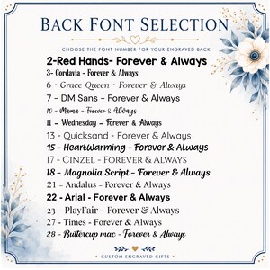 Op de afbeelding: Een lettertype-selectiekaart voor graveringen met de tekst BACK FONT SELECTION en een genummerde lijst van 2 tot 28, waarbij de zin Forever & Always in verschillende stijlen wordt getoond, versierd met blauwe bloemmotieven in de hoeken.