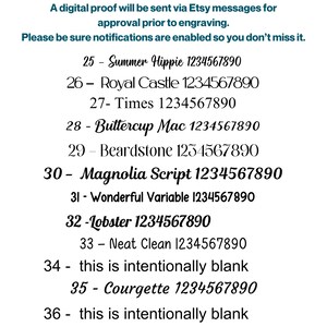 Może przedstawiać: Na białym tle wyświetlana jest lista opcji tekstowych do grawerowania. Tekst zawiera frazy takie jak "Summer Hippie" i "Magnolia Script" z odpowiednimi numerami. Podano r&oacute;wnież instrukcje dotyczące zatwierdzania projektu.