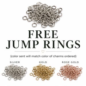 Może przedstawiać: Obraz przedstawia srebrne k&oacute;łka montażowe z tekstem "FREE JUMP RINGS". Poniżej znajdują się przykłady srebrnych, złotych i r&oacute;żowo-złotych k&oacute;łek montażowych. Tekst informuje r&oacute;wnież, że kolor k&oacute;łek będzie pasował do koloru zam&oacute;wionych zawieszek.