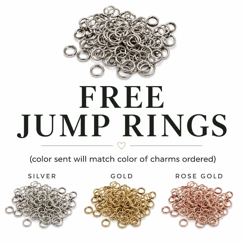 Może przedstawiać: Obraz przedstawia srebrne k&oacute;łka montażowe z tekstem "FREE JUMP RINGS". Poniżej znajdują się przykłady srebrnych, złotych i r&oacute;żowo-złotych k&oacute;łek montażowych. Tekst informuje r&oacute;wnież, że kolor k&oacute;łek będzie pasował do koloru zam&oacute;wionych zawieszek.