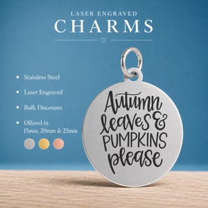 Op de afbeelding: Een ronde roestvrijstalen bedel met de lasergegraveerde tekst Autumn leaves & PUMPKINS please. De bedel is voorzien van een klein metalen ringetje aan de bovenkant voor bevestiging. De tekst is weergegeven in een donker, gestileerd lettertype.