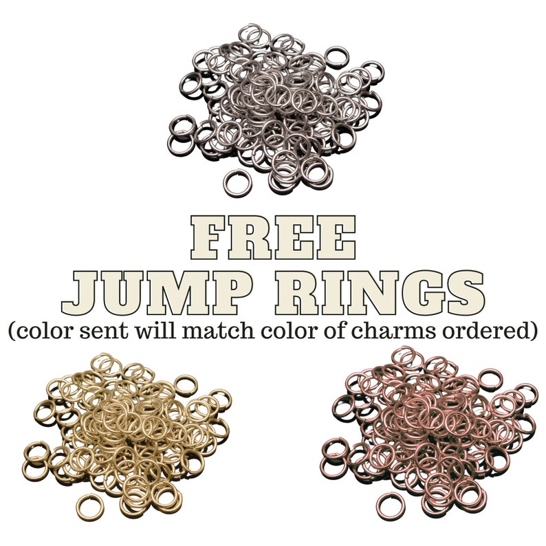 Puede incluir: Tres montones de anillos de salto en plata, oro y oro rosa. El texto "FREE JUMP RINGS (color sent will match color of charms ordered)" est&aacute; debajo de los montones de anillos.