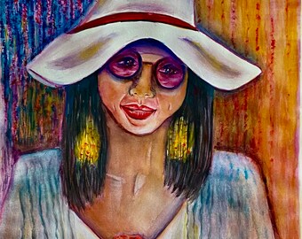 Può includere: Un dipinto ad acquerello di una donna che indossa un cappello bianco con una fascia rossa, occhiali da sole viola e orecchini d'oro. Indossa una blusa bianca con un fiore rosso sul davanti. Lo sfondo è un motivo astratto colorato.