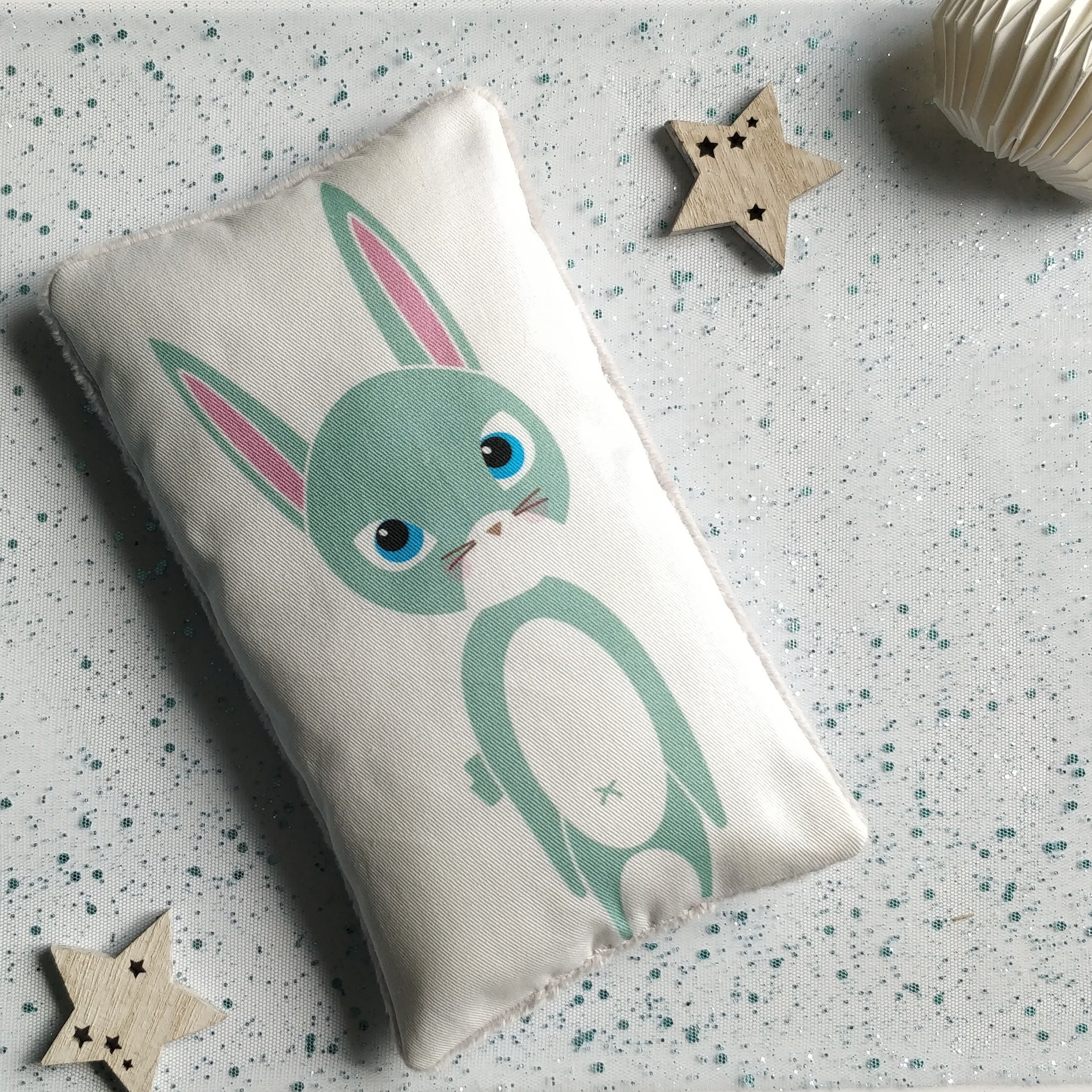 Coussin de Décoration avec Dessin Exclusif Animalier Lapin Pour Décorer La Chambre Bébé